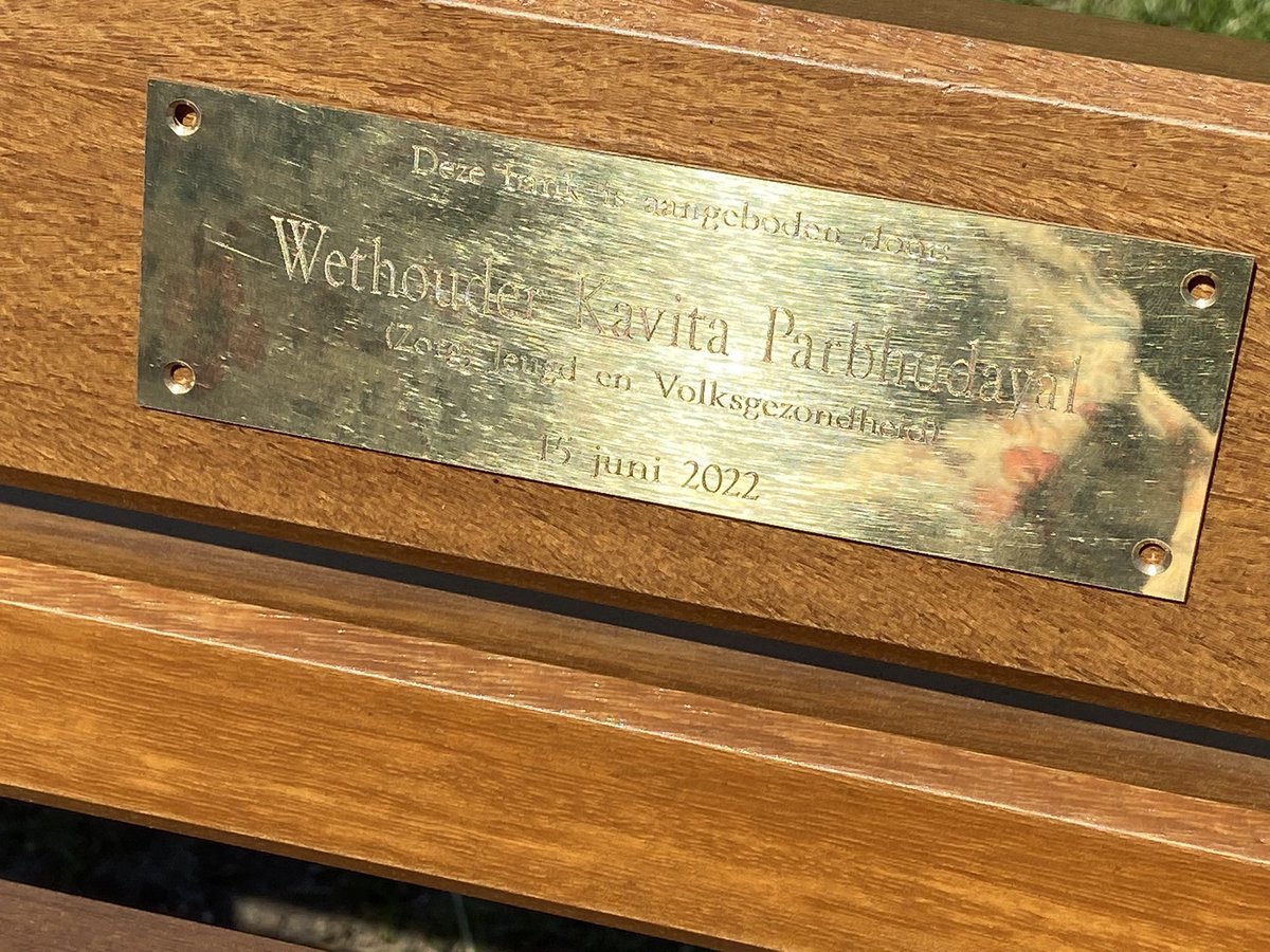 Erg leuk idee. Banken zijn hard nodig en makkelijk met een leuning. Helaas was wethouder ziek maar toch onthuld en hopelijk volgen er veel meer. Broodnodig