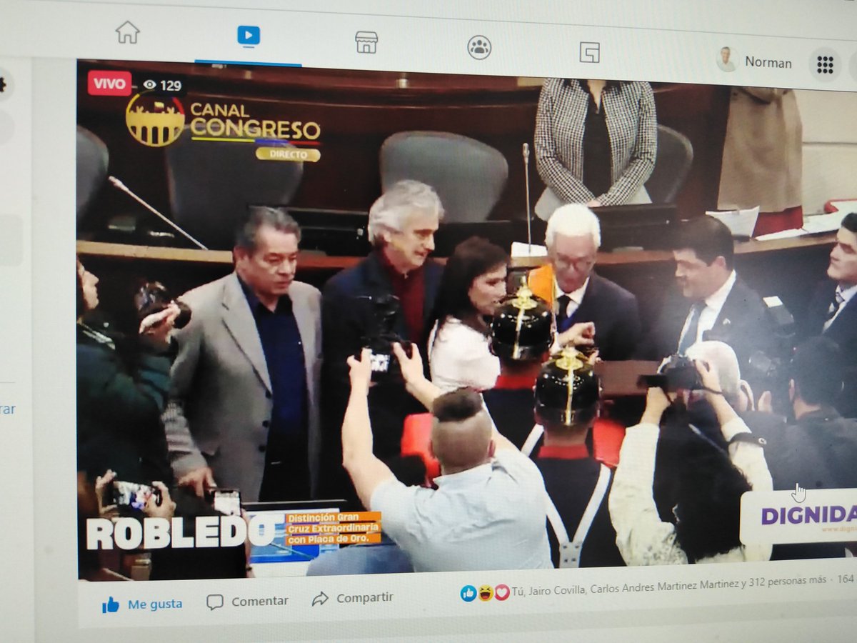 NormanAlarcon's tweet photo. Al ser condecorado @JERobledo, al finalizar 20 años como senador, señaló dos ideas: Colombia está lejos de desarrollar sus potencialidades y la necesidad de unir sectores populares, clases medias y empresarios nacionales para tener un mejor futuro como país https://t.co/KmpubrrxlF