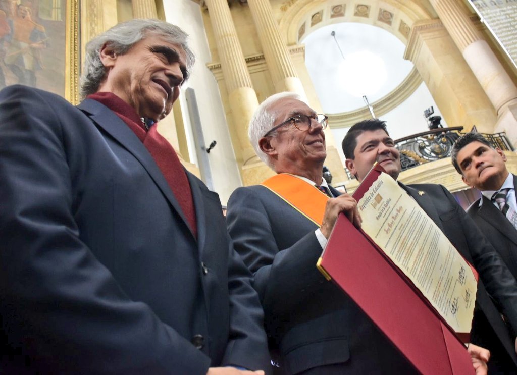 mjsarmientoa's tweet photo. .@JERobledo ha sido el mejor senador en la historia de Colombia, su labor ejemplar en defensa de la soberanía, la producción y el trabajo nacionales y la calidad de vida de la gente dejarán huella en el Congreso y en las nuevas generaciones. 

¡Merecido reconocimiento! https://t.co/cpykAHdvC2