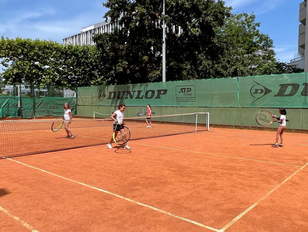 CourbevoieST's tweet photo. ☀️ Fête de l’école de tennis et des cours collectifs du mercredi, chaleur, plaisir, goûter, et sourires avant de se retrouver à la rentrée ! 👌

Bon été à nos jeunes pousses !! 🎾 https://t.co/fy9dLXaH0f