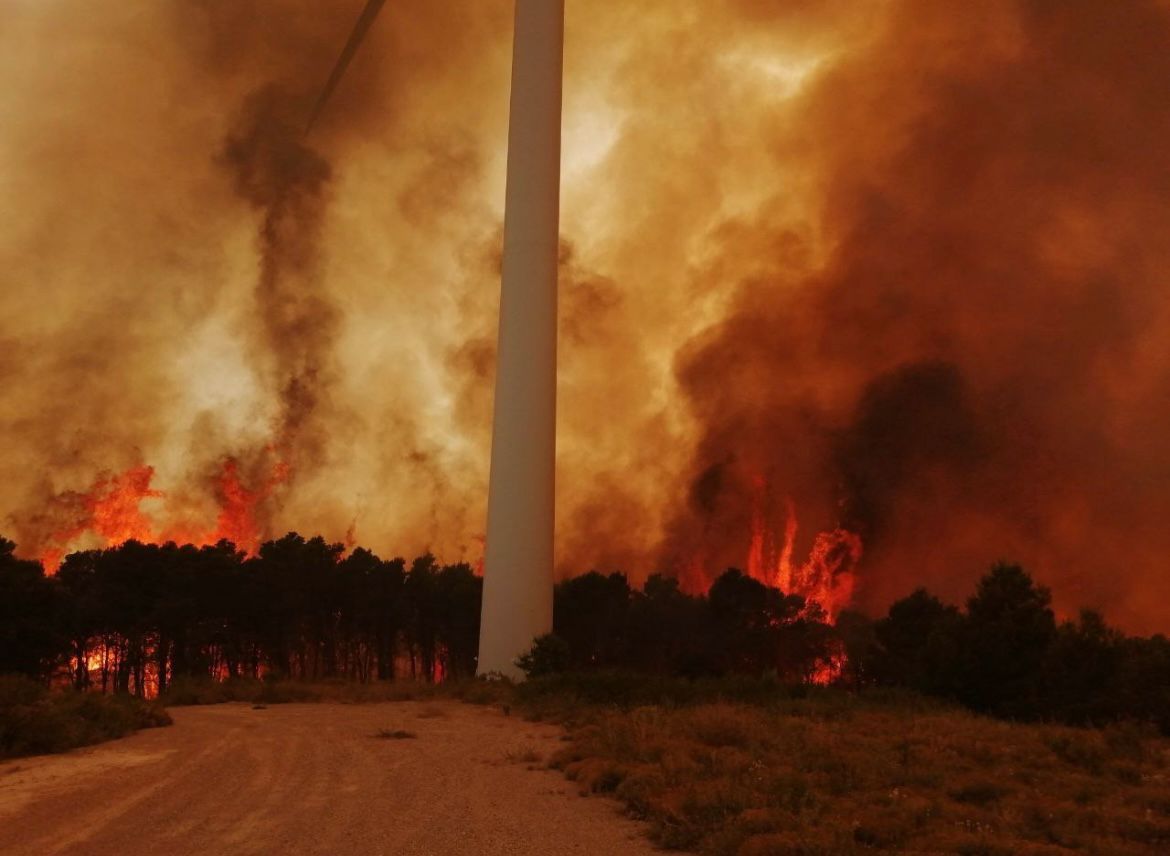 Ja n'hi ha prou de tuits aplaudint als bombers. 
<a href="/govern/">Govern de Catalunya</a> <a href="/agriculturacat/">Agricultura</a> Heu permès convertir territoris en lo cul del país, forçant a la pagesia a abandonar la terra, creant més desequilibris i condemnar-mos a ser mers productors d'energia que es consumeix a les grans ciutats.