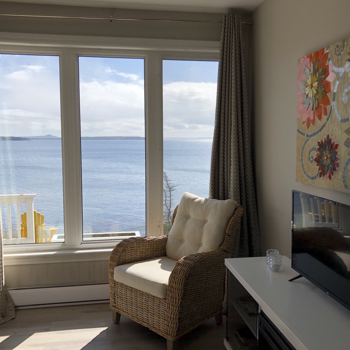 ocean_delight's tweet photo. Last minute cancellation for this weekend in the Cloudberry Cottage (Whiteway). Oceanfront king BR, encl. deck with Weber bbq, fire pit, full kit &amp; bath, views for days. https://t.co/lrSTNnJmWx