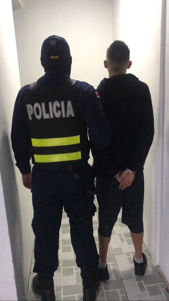 fuerzapublicaCR's tweet photo. #Purral #Goicoechea
La @fuerzapublicaCR intervino a un hombre de apellido Rojas quien conducía una motocicleta al parecer robada.
Este sujeto cuenta con una orden de captura por homicidio,tentativa de homicidio y privación de libertad por lo que fue remitido a celdas judiciales. https://t.co/2eO0x5Etdh