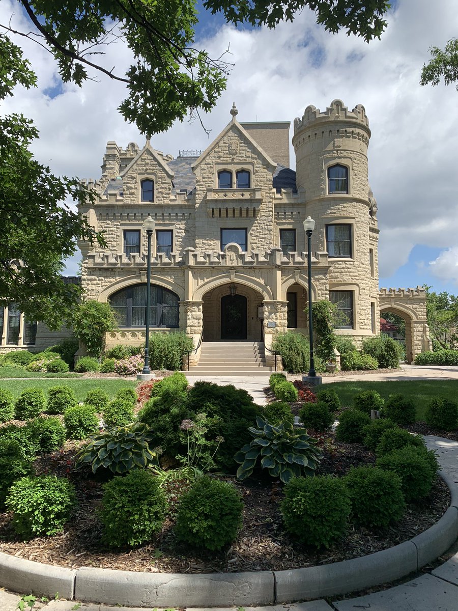 FlaxbeardMark's tweet photo. #ThingsAreLookingUpOmaha! 20th Edition  “Cool Historical Buildings” 1. Joslyn Castle 1903. 2. Flatiron building 1912. Blackstone Hotel 1915 -invented Rueben Sandwich. Omaha Star Newspaper 1938 #Omaha #GoOmaha #CWSOmaha @LaineyFlax @jaflax @Joe_Flax @flaxbeer @Jean_Stothert https://t.co/hrfu8cpN0K