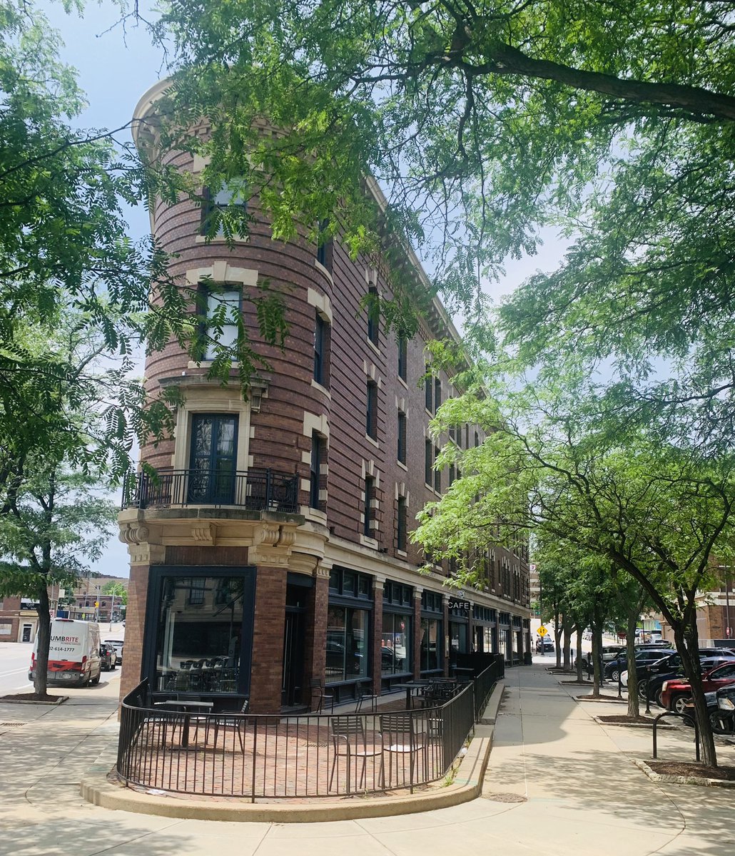 FlaxbeardMark's tweet photo. #ThingsAreLookingUpOmaha! 20th Edition  “Cool Historical Buildings” 1. Joslyn Castle 1903. 2. Flatiron building 1912. Blackstone Hotel 1915 -invented Rueben Sandwich. Omaha Star Newspaper 1938 #Omaha #GoOmaha #CWSOmaha @LaineyFlax @jaflax @Joe_Flax @flaxbeer @Jean_Stothert https://t.co/hrfu8cpN0K