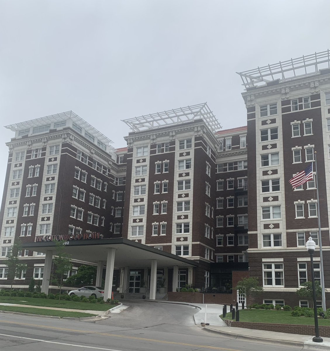FlaxbeardMark's tweet photo. #ThingsAreLookingUpOmaha! 20th Edition  “Cool Historical Buildings” 1. Joslyn Castle 1903. 2. Flatiron building 1912. Blackstone Hotel 1915 -invented Rueben Sandwich. Omaha Star Newspaper 1938 #Omaha #GoOmaha #CWSOmaha @LaineyFlax @jaflax @Joe_Flax @flaxbeer @Jean_Stothert https://t.co/hrfu8cpN0K