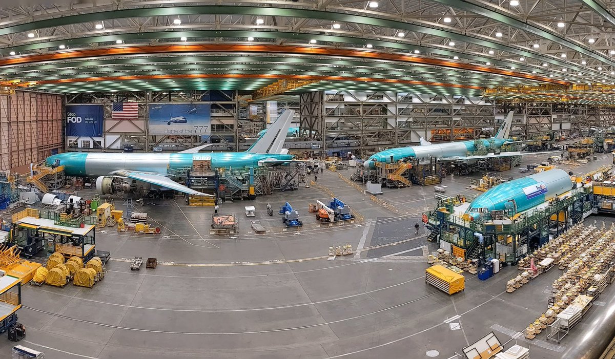 A quick look inside the largest building in the world, #Boeing Everett factory (almost 400.000 m2), with one of three last 747 and 777 assembly line.
