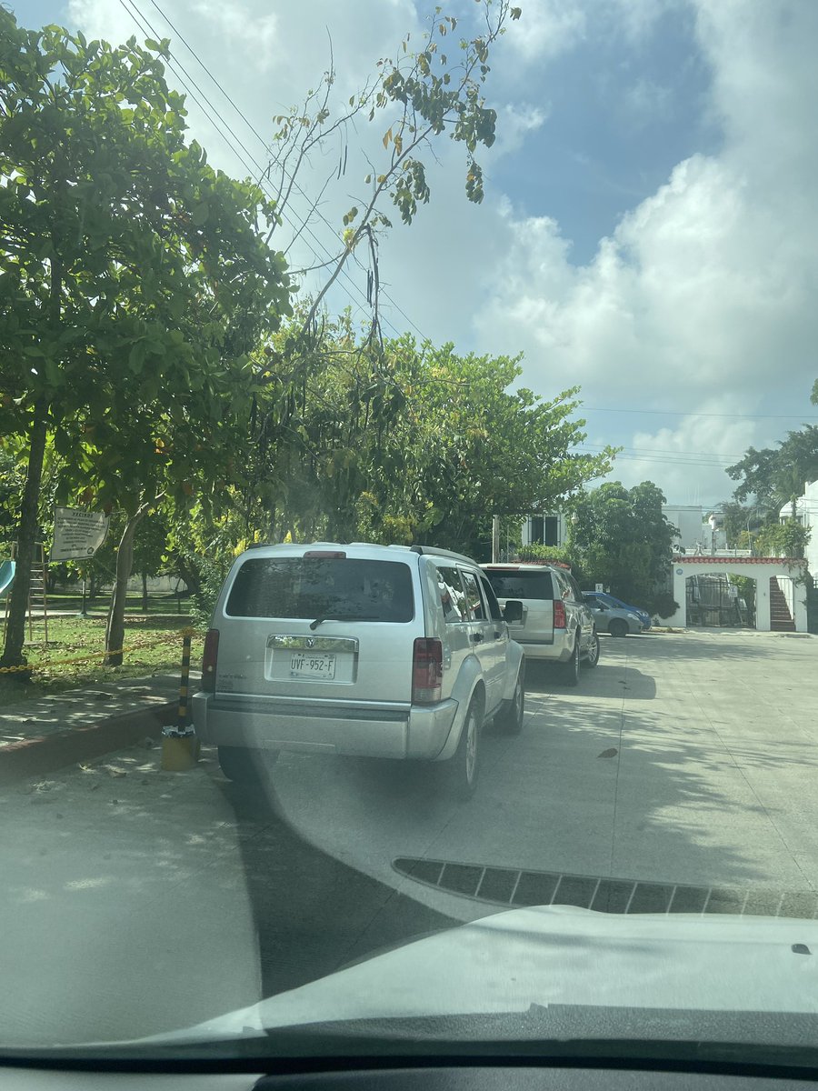 <a href="/TransitoBJ/">Tránsito de Cancún</a> Solicitamos apoyo para dos camionetas estacionadas en linea roja aun con separadores (los movieron) en calle Cereza SM2A