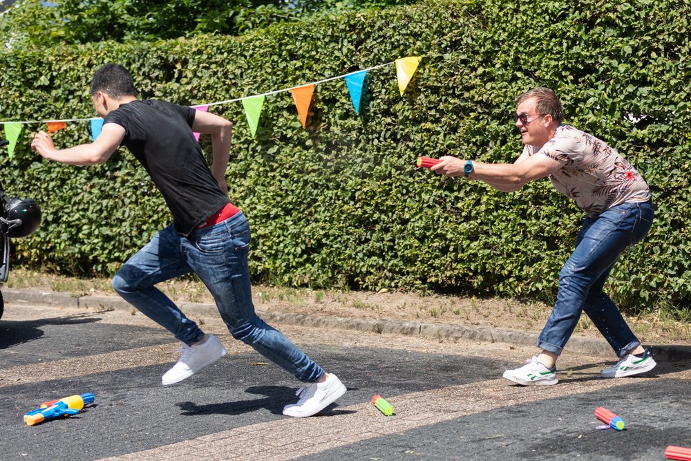 Prachtige examenuitslag vmbo op CSG De Lage Waard. Dat werd gevierd met een feestje plus waterballet tijdens het ophalen van de voorlopige cijferkaarten.

#vmbo #examenuitslag #onderwijs