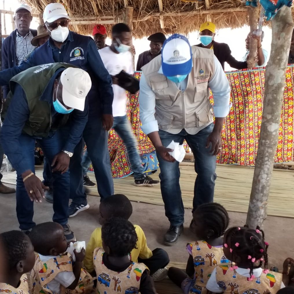 FAOAngola's tweet photo. Hoje tivemos o prazer de receber a visita do Ministro Agricultura e Pescas #MINAGRIP na Escola de Campo-Chitaka Nguzo Yeto em Malanje que tem implementação da @FAOAngola
A ECA-Chitaka caracteriza-se por sistema produtivo agroecológico integrado c/ gestão de água, plantas, animais https://t.co/ipxo53WaED