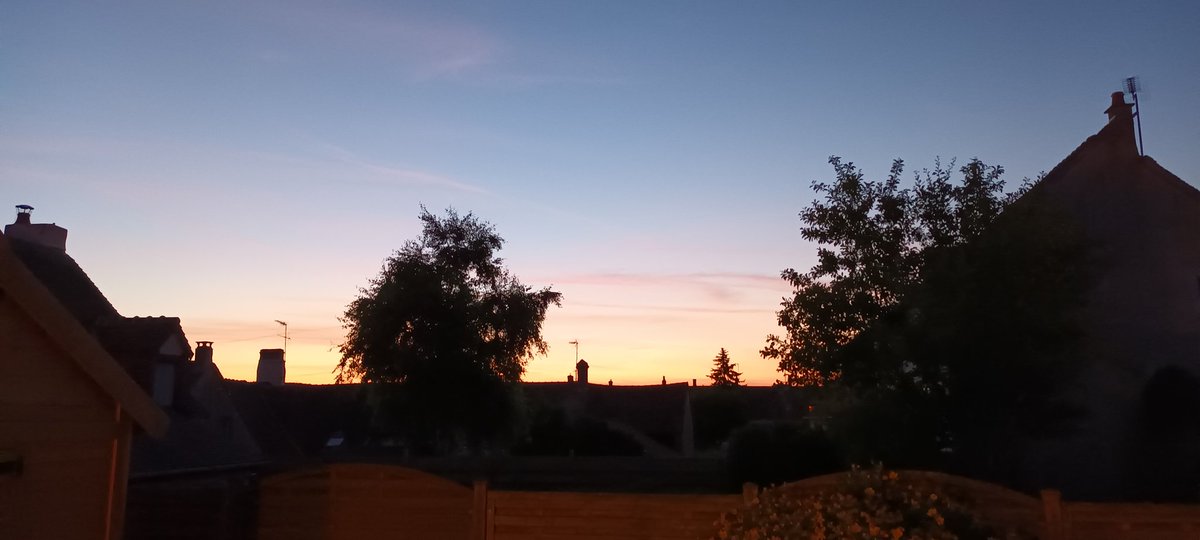 franck_fllhm's tweet photo. 22h45 le soleil se couche sur la campagne #sarthoise 
#LesJoursLesPlusLongs https://t.co/Qj2M6C19de