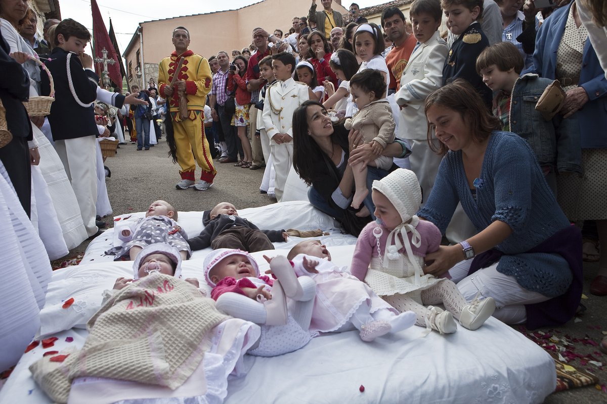 Businirmaslejos's tweet photo. FIESTA DE EL COLACHO
Se celebra en Castrillo de Murcia durante la Octava del Corpus. Probablemente #ElColacho sea la fiesta más conocida de Burgos, con un gran seguimiento internacional, sobre todo en Japón, debido al presumible riesgo que corren los niños al ser saltados. https://t.co/ItXWf4gsJ0
