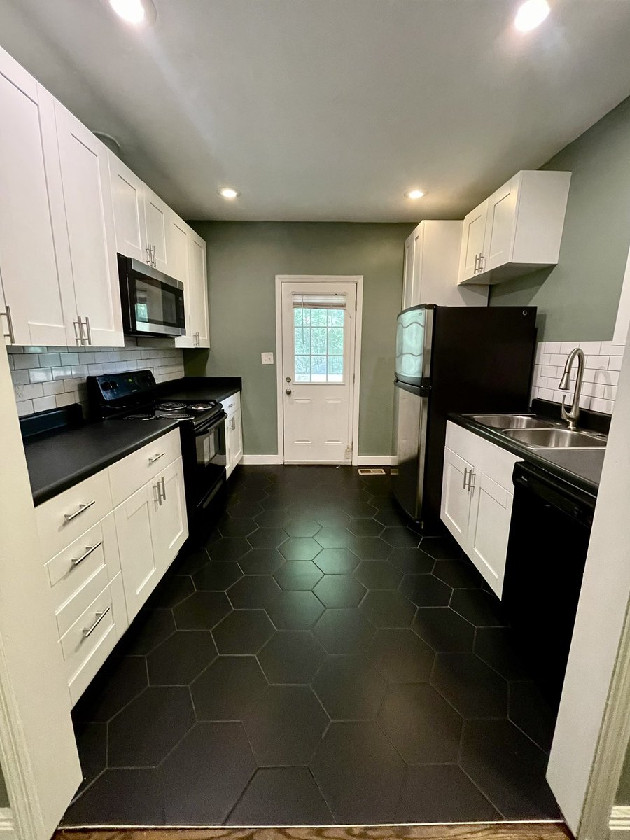 hushnowbbybby's tweet photo. It’s like brand new again after only six months of nights and weekends of slaving away fixing more shit than I even knew possible for tenants to break!! #pittsburghatl #1100block #finallydone https://t.co/jPqo4KLXLZ