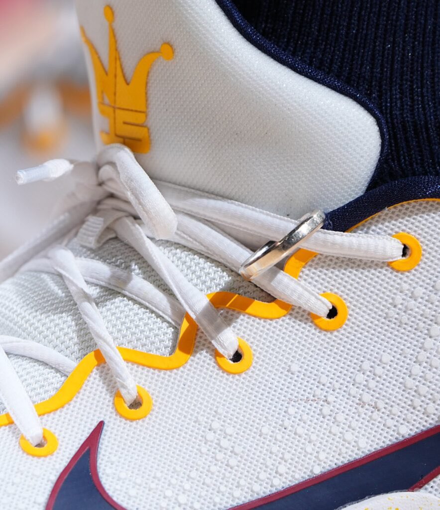 Nikola Jokic joue chaque soir avec sa bague de mariage accroché à sa chaussure en hommage à sa femme Natalija Macesic avec qui il s’est marié en fin d’année 2020 💍