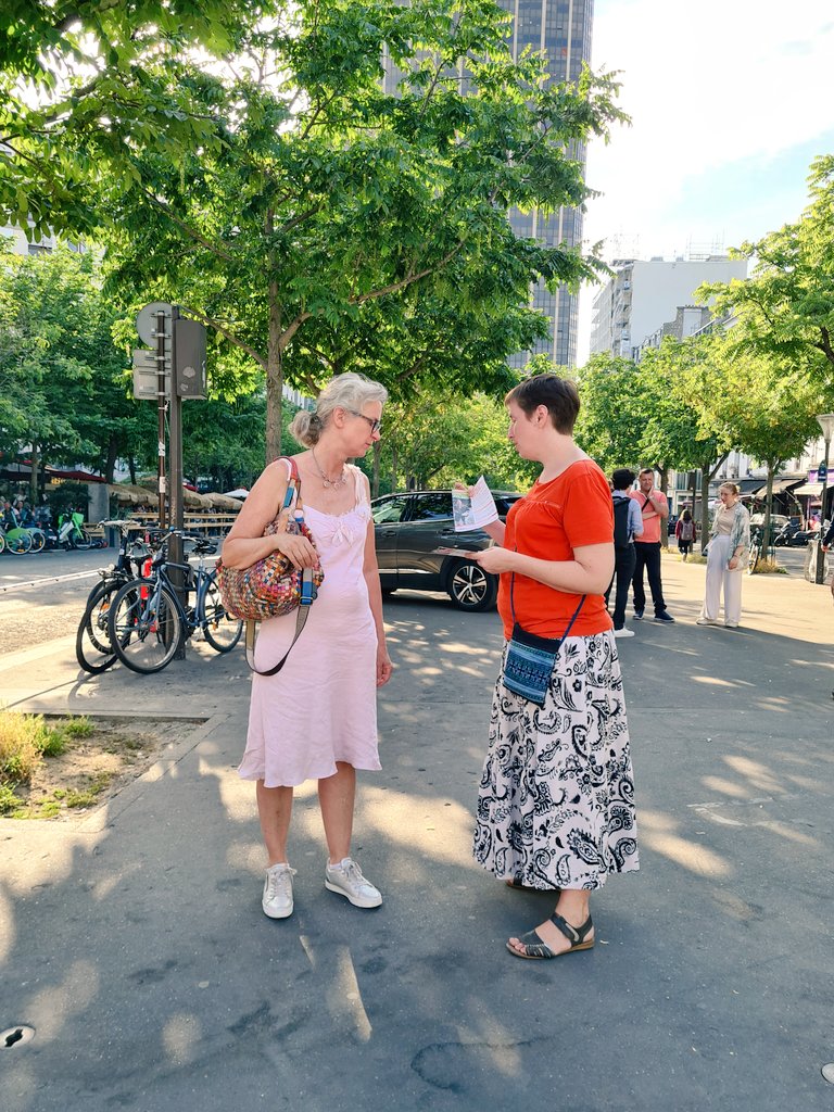 CarolineDervil's tweet photo. A Edgard Quinet, rassemblement ds forces de #paris14, #paris6 et de soutiens d'1 grande valeur ds cette fin de campagne #legislatives : @carolinedehaas s'est joint aux militants pr tracter en faveur de  @OliviaPolski ✌️. #VcommeVictoire #Nupes #circo7511 https://t.co/1HqMT3G9QU