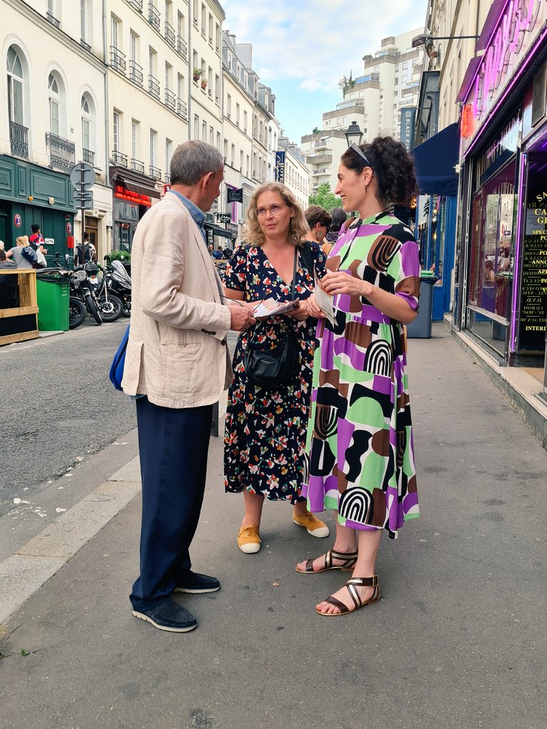 CarolineDervil's tweet photo. A Edgard Quinet, rassemblement ds forces de #paris14, #paris6 et de soutiens d'1 grande valeur ds cette fin de campagne #legislatives : @carolinedehaas s'est joint aux militants pr tracter en faveur de  @OliviaPolski ✌️. #VcommeVictoire #Nupes #circo7511 https://t.co/1HqMT3G9QU