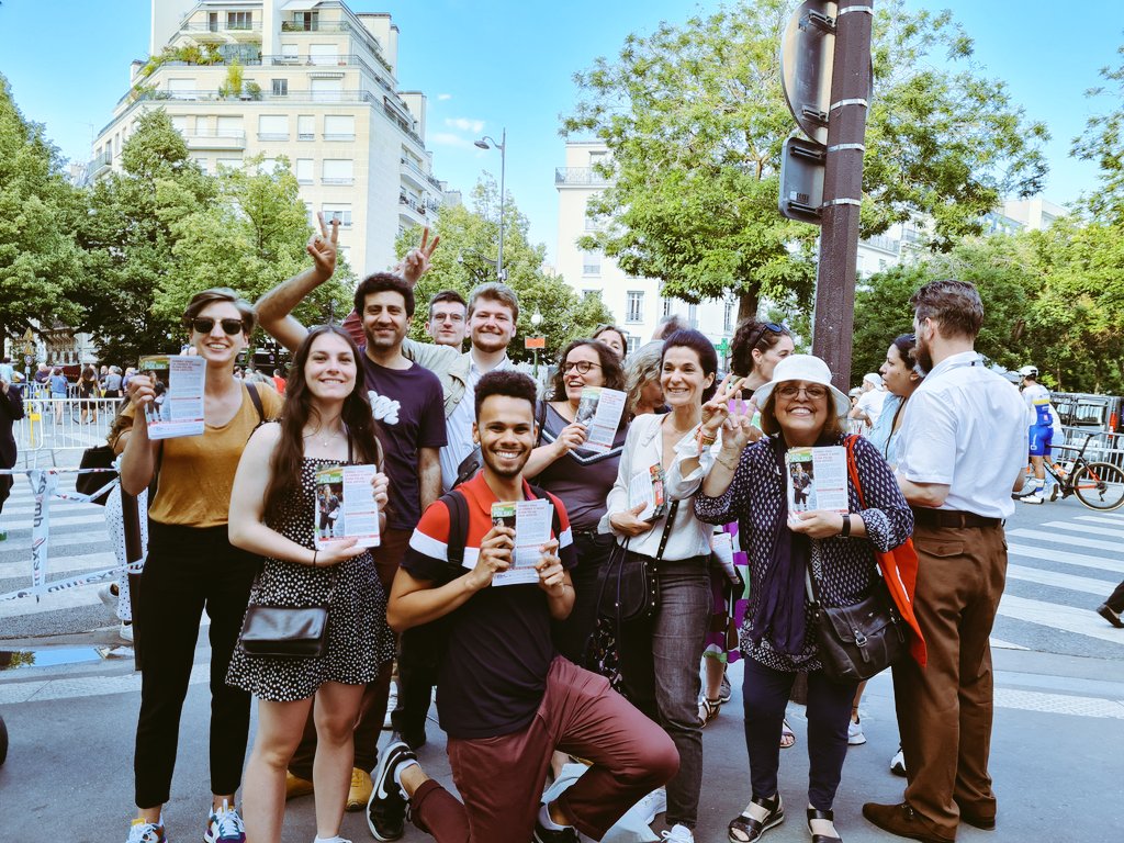 A Edgard Quinet, rassemblement ds forces de #paris14, #paris6 et de soutiens d'1 grande valeur ds cette fin de campagne #legislatives : @carolinedehaas s'est joint aux militants pr tracter en faveur de  <a href="/OliviaPolski/">@oliviapolski.bsky.social</a> ✌️. #VcommeVictoire #Nupes #circo7511