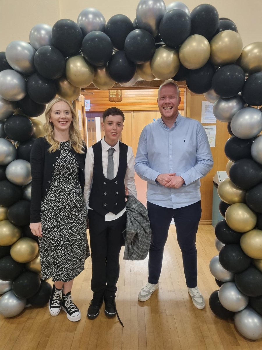 Lisamack1977's tweet photo. When @KnightswoodP meets @ClydePrimary at P7 prom 😁🕺💃 https://t.co/NkA690k0Nj
