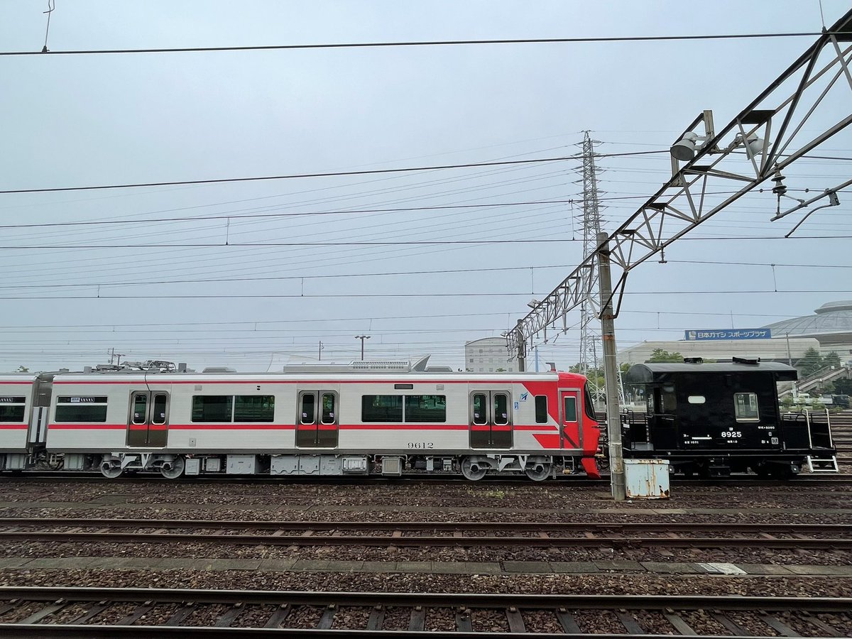 fiatuno_'s tweet photo. #キックアップ
新車局長と愉快な皆様おはうほー|*'v'*|ノ
大須で美味しいうどんを食べた以外、特になにするでもなく終わった休み明けの木曜日。
最寄り駅に留置中の名鉄のピカピカの新車を眺めながらこれよりしゅっきーん!!
#讃岐麺処か川
#甲種輸送
#めいてつ
#9500系
#9512F
#9207F
#車掌車萌え https://t.co/zzQrCoiCIK
