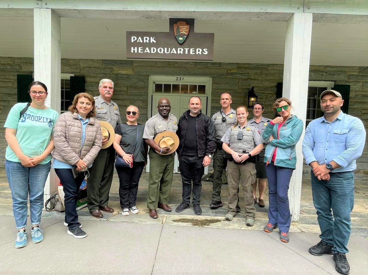 NPSInternation's tweet image. Thanks to #greatsmokymountainsnationalpark to share best practices in park volunteer management w/   colleagues from #sakartvelo during their recent visit, a joint effort between #openworldprogram, NPSOIA &amp;amp; Interior Department's International Technical Assistance Program #DOIITAP