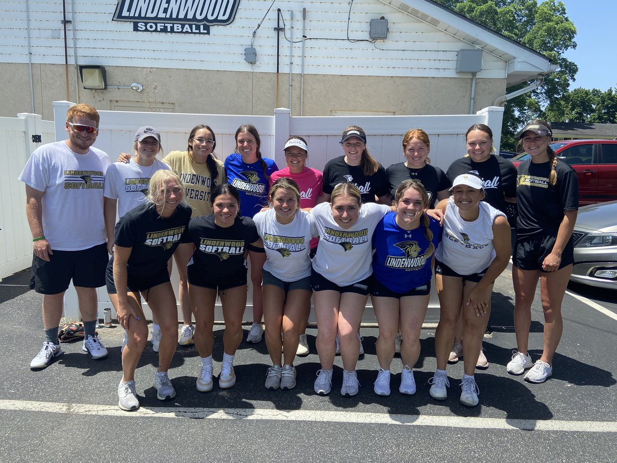 LindenwoodSB's tweet photo. 100 degrees ✅
First camp of the summer ✅
A whole lotta fun ✅

Thank you to our girls for helping and for all the campers who came out today! #InTheArena https://t.co/3dJL22srfA