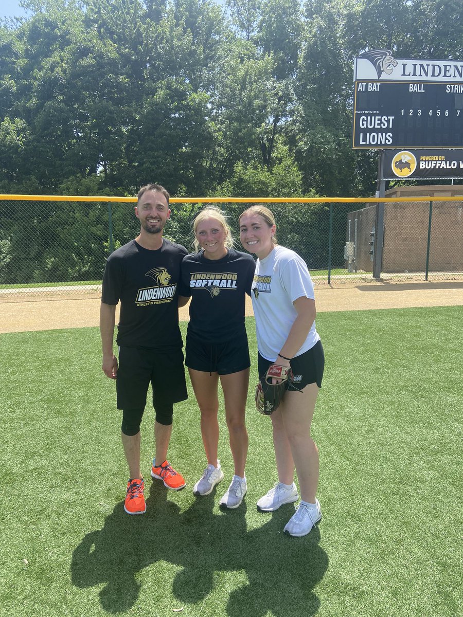 LindenwoodSB's tweet photo. 100 degrees ✅
First camp of the summer ✅
A whole lotta fun ✅

Thank you to our girls for helping and for all the campers who came out today! #InTheArena https://t.co/3dJL22srfA