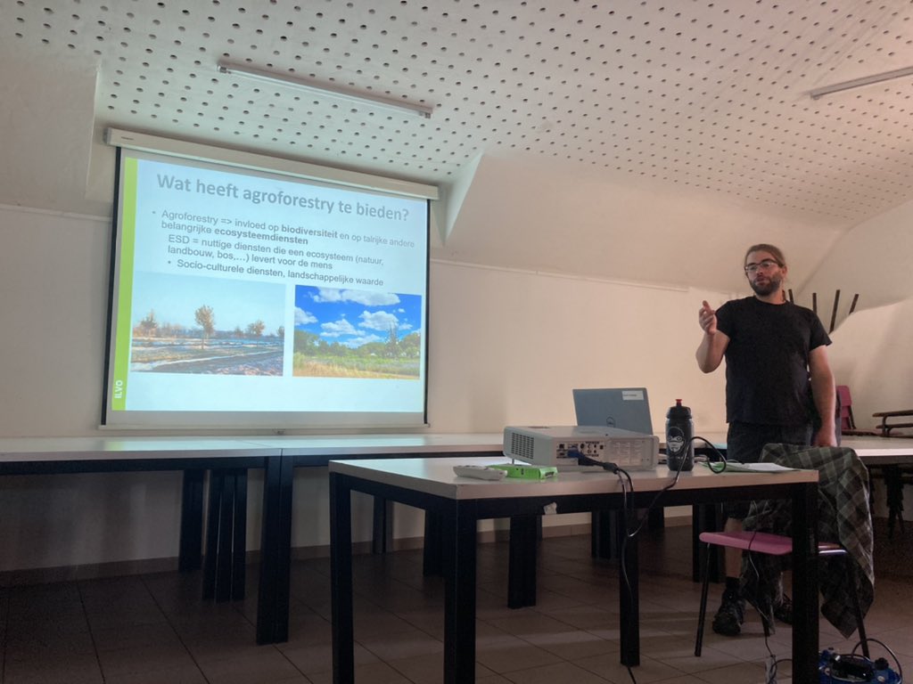 Op bezoek bij ‘t Bezenbos in <a href="/Drongen9031/">Drongen</a> bij Niels Everaert, hoogstamfruitbomen, walnoten in de bovenlaag en kleinfruit in de onderlaag. Daarna presentaties over #agroforestry de wat en hoe en de mogelijke subsidie voor #boslandbouwsystemen van <a href="/DepartementLV/">Landbouw en Visserij</a>