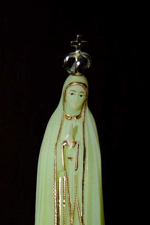 DocPhotUSW's tweet image. Here is the brilliant Hannah Llewellyn with part of her installation . Rich storytelling focussed on the Filipino diaspora in the UK which includes an oversized leporello book installation on a bespoke shelf and a set of flush mounted prints on mdf @StDavidsCardiff @USWCreative