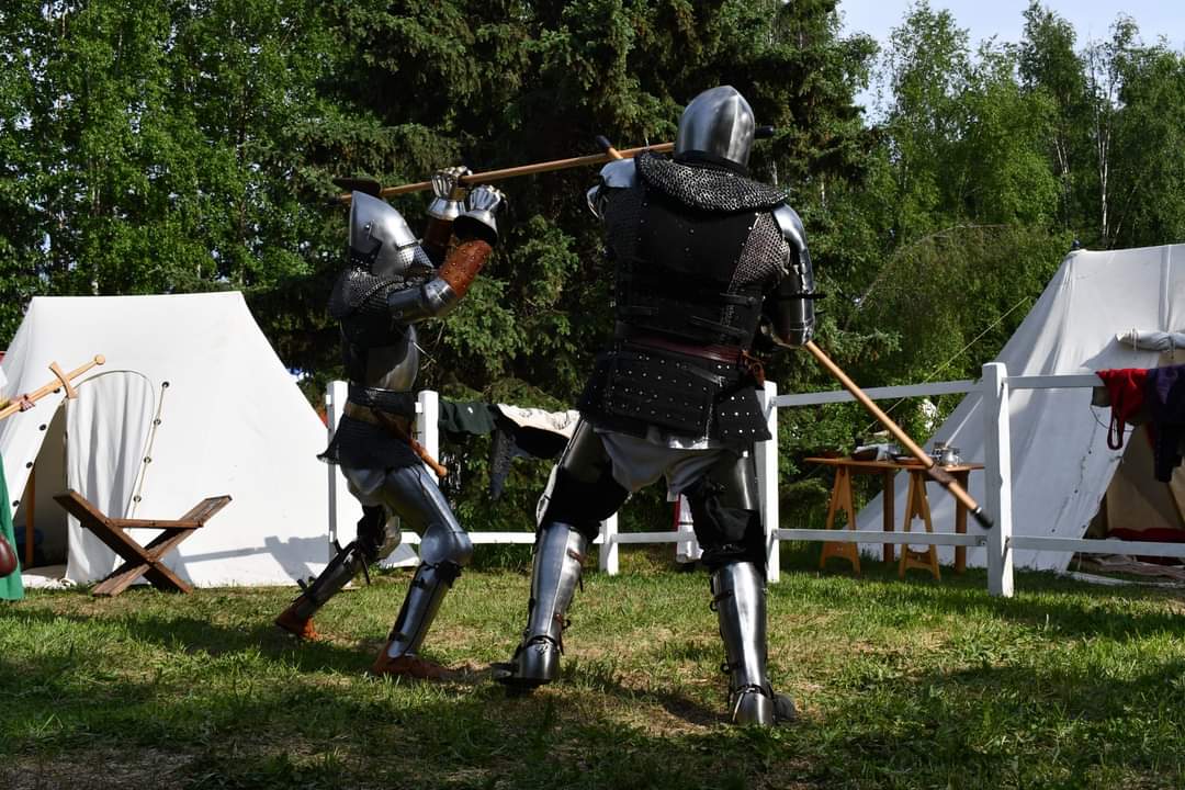 _ArcticKnight_'s tweet photo. Some action shots from one of my harness fights last weekend. We're fighting with Poleaxe. #Hema #harnessfechten #reenactment #14thC #poleaxe https://t.co/HIroDmXXNw