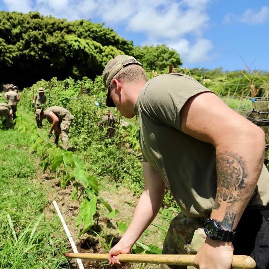 ⚡️#COMMUNITY ⚡️ While spending time on the Island of Hawai’i, @211FieldArtill1 took some time to join @2IBCTWarriors on their community relations project, helping to clear and plant Taro fields at North Kohala Farm. #TropicLightning #TropicThunder 📸 : 1LT Lee Burk