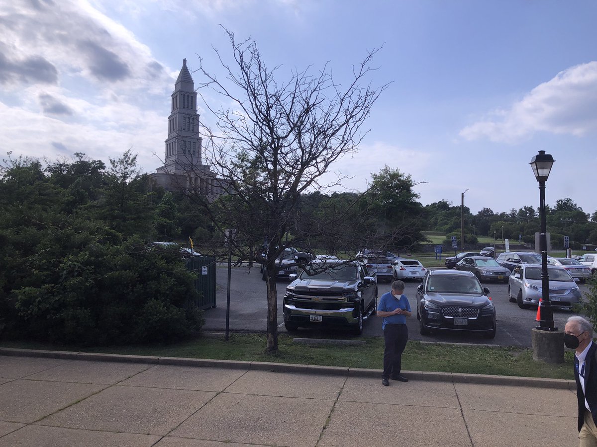SarahforALX's tweet photo. Took @VaRailExpress from Union Station to Alexandria this evening and enjoyed these views during my quick 20 minute trip. #alexandriava #trains #washingtondc #capitoldome https://t.co/76iraddupv