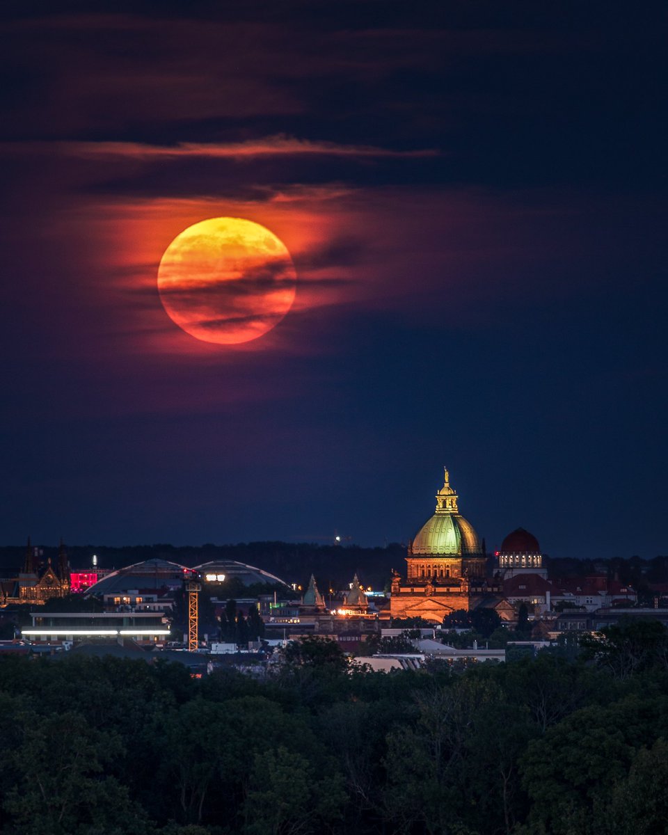 Gestern Abend gab es den #erdbeermond zu sehen, #mondaufgang war um 22.08 Uhr. Blick vom Nahleberg in Leipzig zur Peterskirche und zum Bundesverwaltungsgericht. Ein schönes Schauspiel! #moon #photography #phototwitter #canonphotography #Mond