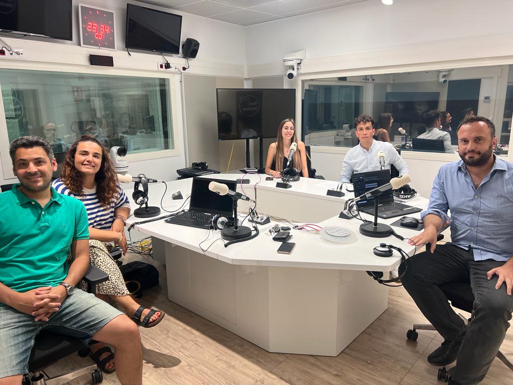 apuntesports's tweet photo. 📻Comença la tertúlia de #LíniaDeFons amb @Fusta11, @_cristinabea i @paulalerinm, amb la participació de l'especialista @david_fergui

🎙️Amb @GustavoClement , de dilluns a divendres, de 23:00 a 01:00 h, en la ràdio d'@apunt_media 

En directe 👇: 
https://t.co/u3YV7zdjXv https://t.co/KUdVOB4AXX