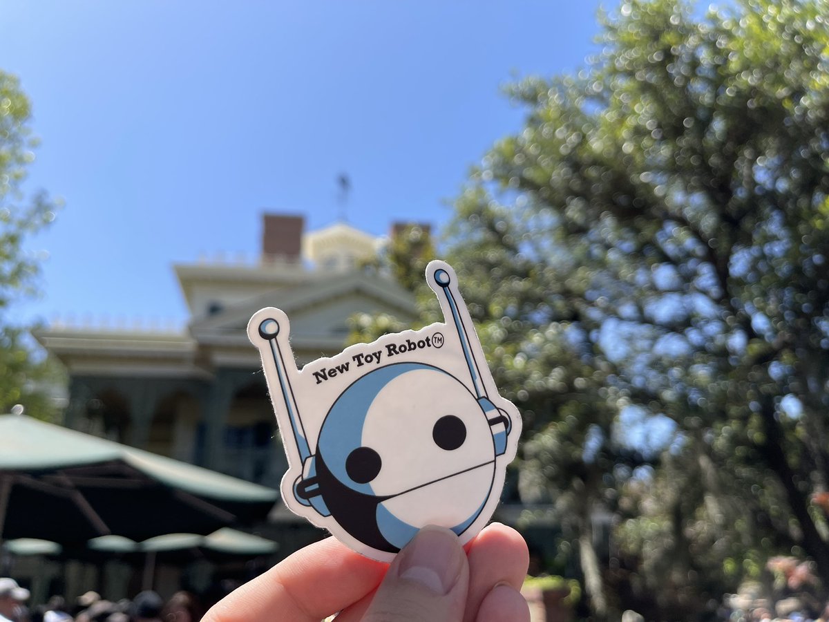 NewToyRobot's tweet image. Getting spooky at The Mansion! #disneyland #hauntedmansion #newtoyrobot