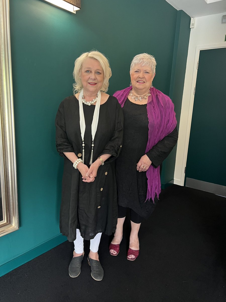 Braf bod nôl ar lwyfan,er fod ni’n cyfeilio arwahan am heddiw, Llwyfan y <a href="/nosonlawen/">Noson Lawen</a> yn @_GALERI_ . 
Mrs ABP yn cyfeilio ir anhygoel Mary Lloyd Davies,a Mr C yn cyfeilio gyda’r band ir hyfryd <a href="/glainrhys/">Glain</a> , a cerdd dant i Lleucu ac Elin! Joio bod ’nôl #NosonLawenaYBerwyn