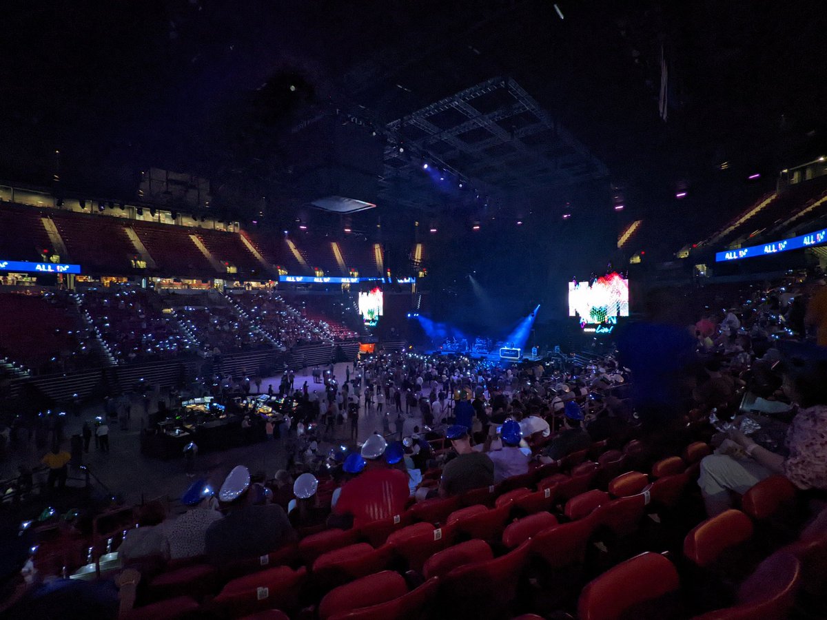 RealNickPennock's tweet photo. Getting ready for Brittany Howard and Dave Matthews Band at the #CiscoLive  Celebration!  This Pre-event DJ is killing it! https://t.co/rOHEgNstID