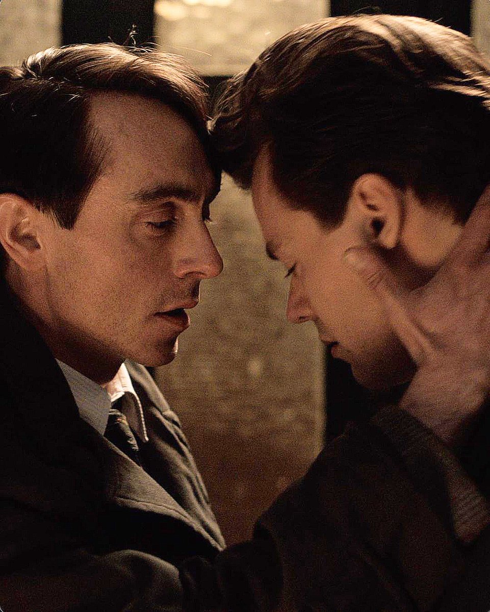 And there we are again when nobody had to know
You kept me like a secret, but I kept you like an oath