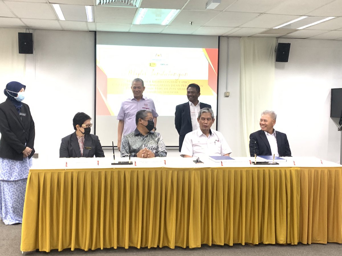 Pagi ini berlangsung Majlis Menandatangani Perjanjian Konsesi Yang Berasaskan Model Kontrak Berasaskan Prestasi (PBC) disaksikan Menteri Kanan Kerja Raya, Dato’ Sri Haji Fadillah bin Haji Yusof.