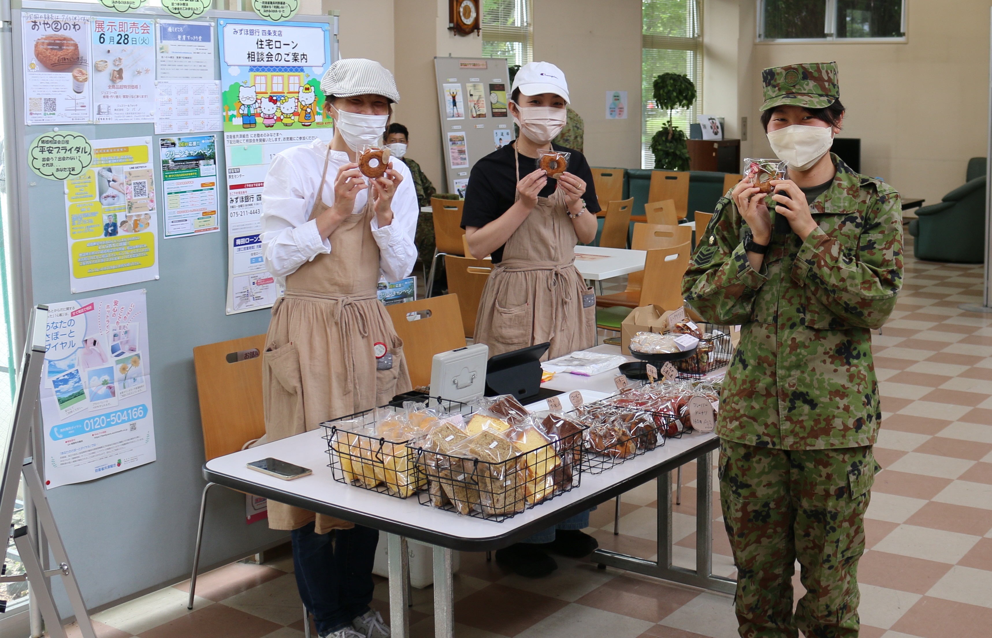陸上自衛隊 桂駐屯地 6月15日 駐屯地近隣の洋菓子店が 桂駐屯地 に出店しました 昼休みに 部下の皆と食べる とたくさん買っている隊員もいました 駐屯地には常設されている売店とは別に定期的に色々なお店が出店します 今後も 桂駐屯地の様子を