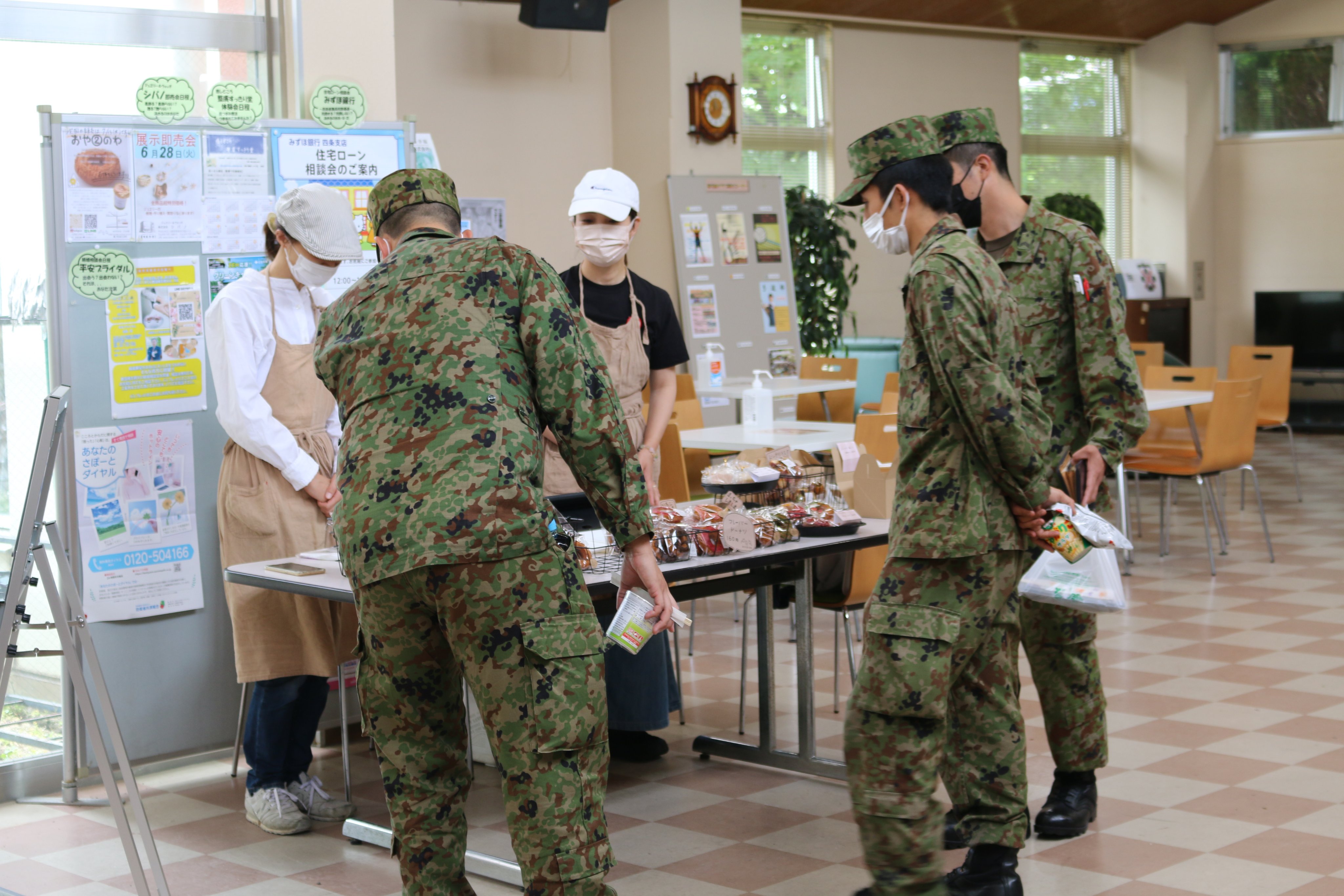 陸上自衛隊 桂駐屯地 6月15日 駐屯地近隣の洋菓子店が 桂駐屯地 に出店しました 昼休みに 部下の皆と食べる とたくさん買っている隊員もいました 駐屯地には常設されている売店とは別に定期的に色々なお店が出店します 今後も 桂駐屯地の様子を