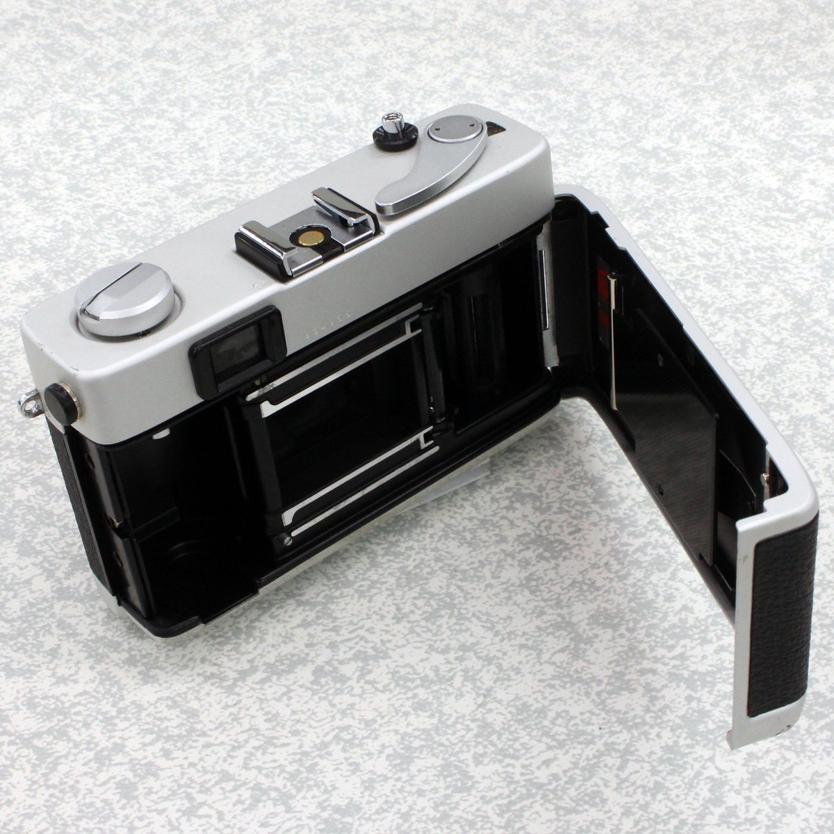 champcamera's tweet photo. #KONICA C35 Flashmatic(オーバーホール済)¥22,000 by #みすずが丘 店(#あざみ野)
初代『C35』にFlashmatic機構がついた後継機。
プログラムAE搭載の自動露出、ピントは二重像合致式のレンジファインダー式フィルムコンパクトです。
#C35Flashmatic #KonicaC35
https://t.co/01sgoLFKoy https://t.co/ixezEcyBTM