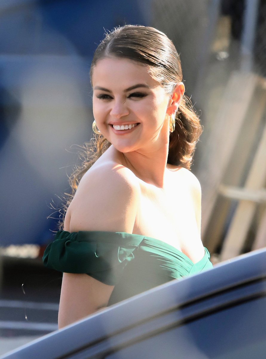 teamgomezlatam's tweet photo. 15 de junio: Selena Gomez llegando al estudio de Jimmy Kimmel Live en Los Ángeles. https://t.co/EZjGxEsfxH