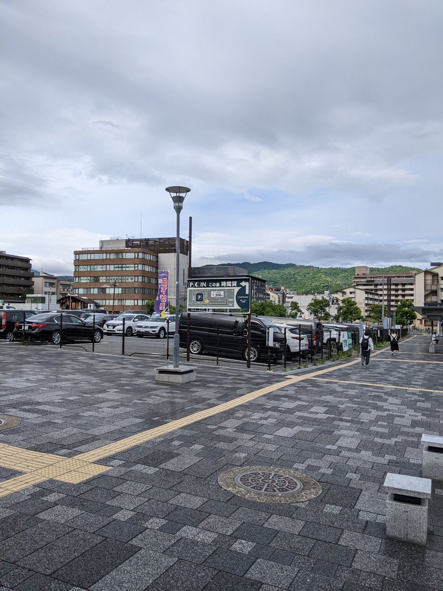 京都の京阪三条駅前の大きなコインパーキング、2015年頃まで商業施設KYOUENがありましたがたった13年で解体されました、まだまだ綺麗な施設だったのに、、跡地は京阪が再開発する予定ですが続報無く、敷地も広いく一等地、ここでの失敗は洒落にならないから吟味してるの  ...