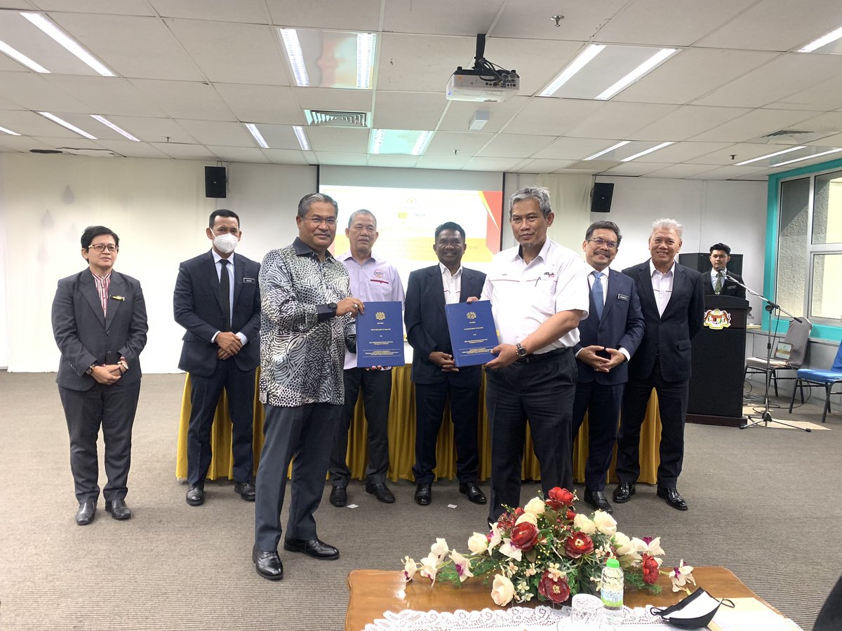 moworksmy's tweet photo. Kontrak perjanjian ini melibatkan Kementerian Kerja Raya (KKR) diwakili Ketua Setiausaha KKR, Datuk Wan Ahmad Uzir Bin Wan Sulaiman dan Konsesi Selia Senggara Selatan Sdn Bhd iaitu syarikat konsesi yang telah dilantik oleh kerajaan. https://t.co/xcejgeUpr6