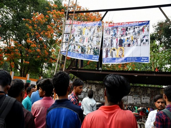 ani_digital's tweet photo. Jharkhand govt seeks explanation from Ranchi SSP over putting up posters of violence accused

Read @ANI Story | https://t.co/v8xKq2MUxg
#Jharkhand #RanchiViolence https://t.co/DsDbyQ4Sne