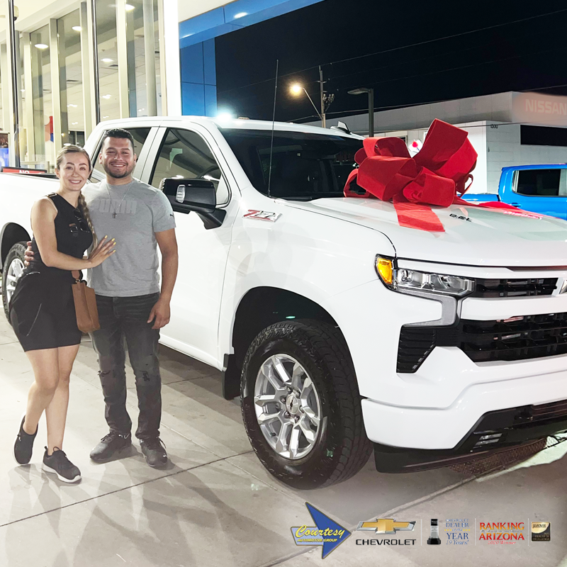 CourtesyChevCom's tweet photo. Congratulations to a happy π Cristian on this beautiful 2022 #ChevroletSilverado, assisted by the helpful Rose Quirino. Interested in a quality #CourtesyChevrolet vehicle, call Rose at 602-635-2559. #TheCourtesyWay #FindNewRoads #Silverado #Chevrolet #CourtesyChev #Rose4UrChevy https://t.co/JAYSwgX8sW