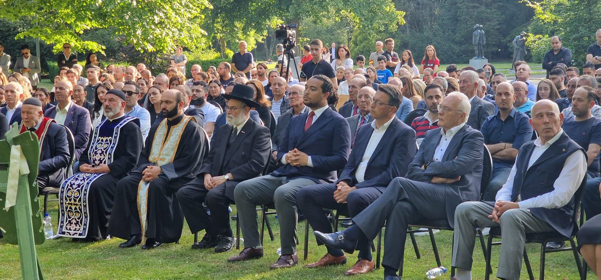 AzizBethAho's tweet photo. Honderden mensen hebben in Enschede de genocide op de Arameeërs herdacht. @DonCeder @opperrabbijn , @tayfun_balcik, @bleker_roelof https://t.co/oR8Q5ZUaey