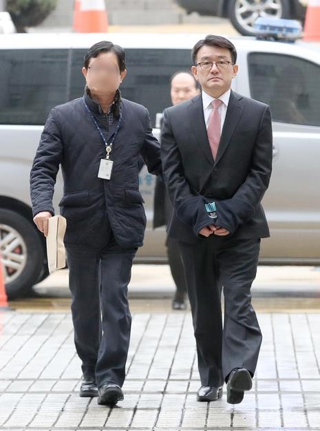 문재인 정권에서 전직 대통령 2명, 대법원장, 청와대 비서실장, 수석, 국정원장, 장·차관, 국회의원, 군 장성, 각 부처 공무원까지 200여명이 구속됐고 1,000명 이상이 수사를 받았다. 이들의 징역형 합계가 100년을 훨씬 넘었고 5명은 수사 받던 중 극단적 선택을 했다. 정치보복, 누가 한다는건가?