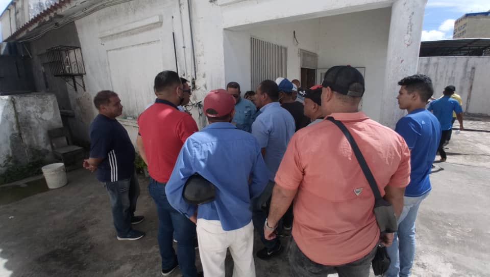 adnvaesparta's tweet photo. Miembros del Comité Ejecutivo Seccional (CES) ocupan legalmente la Casa del Partido en Porlamar. Con documento en mano recuperamos por la vía legitima un bien que estará al servicio del pueblo de #NuevaEsparta y de toda su militancia. #15Jun 

#ManosALaObra https://t.co/jWDvg40JQt