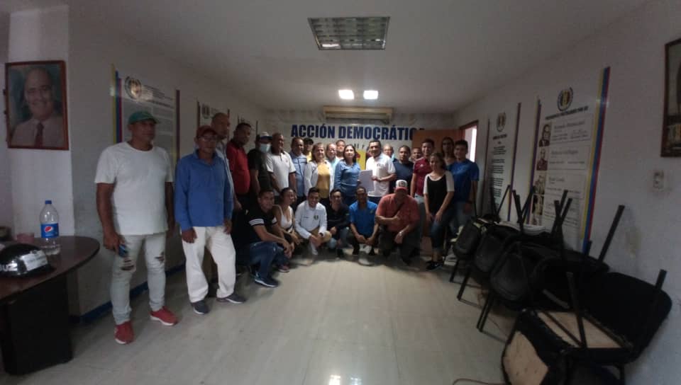 adnvaesparta's tweet photo. Miembros del Comité Ejecutivo Seccional (CES) ocupan legalmente la Casa del Partido en Porlamar. Con documento en mano recuperamos por la vía legitima un bien que estará al servicio del pueblo de #NuevaEsparta y de toda su militancia. #15Jun 

#ManosALaObra https://t.co/jWDvg40JQt